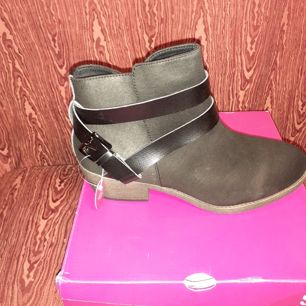 NEW IN BOX HADLEY BLACK ON BLACK WOMEN'S ANKLE BOOTS SIZE 11